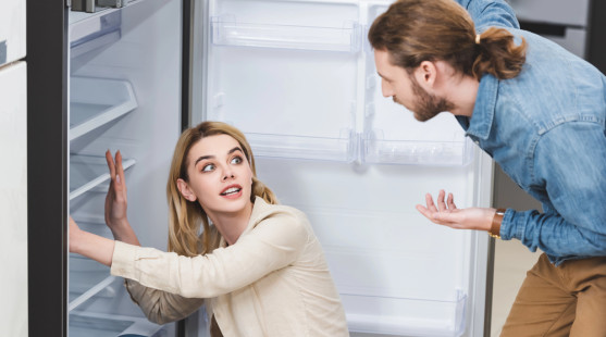 Proč hučí lednice? Kdy je to normální a kdy už jde o problém