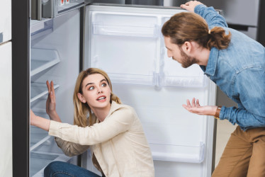 Proč hučí lednice? Kdy je to normální a kdy už jde o problém