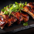 Pomalu grilovaná vepřová žebra: Recept na šťavnatá žebra z grilu
