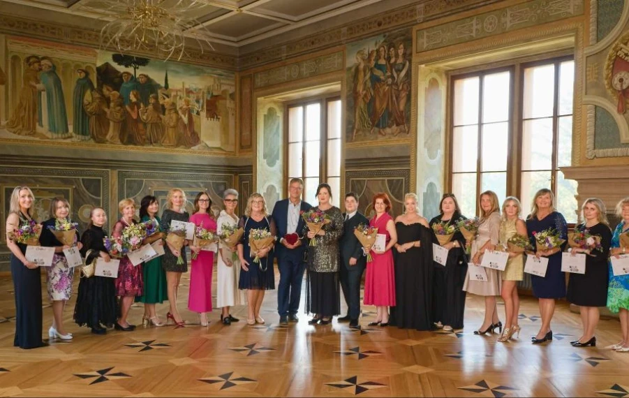 Skupinová fotografie oceněných partnerů značky GERnétic na oslavě 30. výročí v Martinickém paláci v Praze.