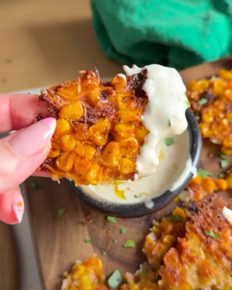 Miska parmezánových chipsů s guacamole a domácím hummusem na letním stole