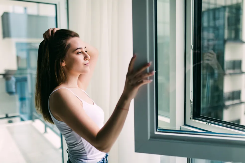 co je lepší počas horka větrat nebo zatáhnout žaluzie