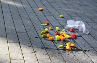 Platí pravidlo 5 sekund? Vědci zjistili, co se děje s jídlem po pádu na zem