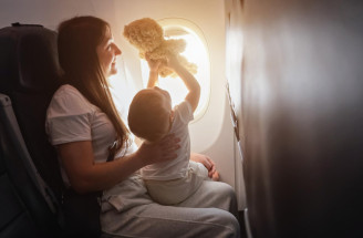První let s dítětem: Jak se připravit, co sbalit a jak zvládnout cestu bez stresu