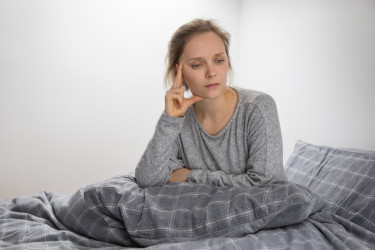Proč se mi před spaním rozjíždějí myšlenky: 7 důvodů a řešení