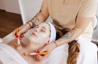 Beauty poradna Astrali: Kosmetička nevidí jen vaši pleť. Vidí váš život.