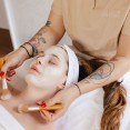 Beauty poradna Astrali: Kosmetička nevidí jen vaši pleť. Vidí váš život.