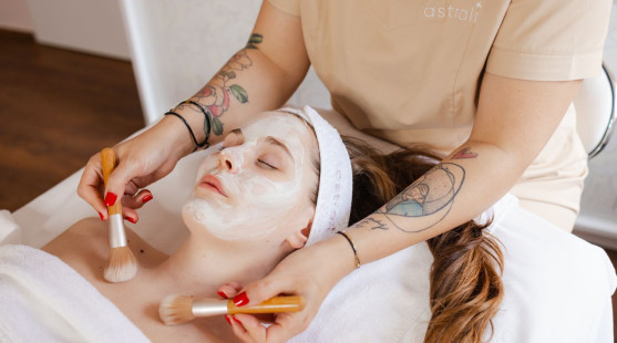 Beauty poradna Astrali: Kosmetička nevidí jen vaši pleť. Vidí váš život.