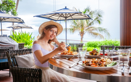 Hotelový resort u moře – ilustrační fotografie k článku o tom, co zahrnuje dovolená all inclusive a na co si dát pozor