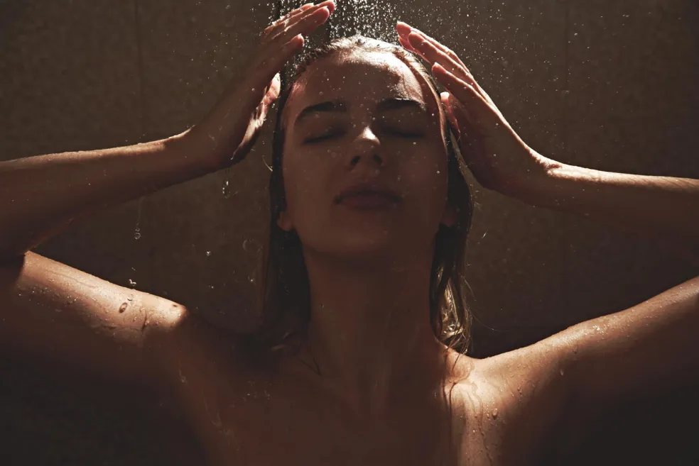 relaxační sprcha při tlumeném světle