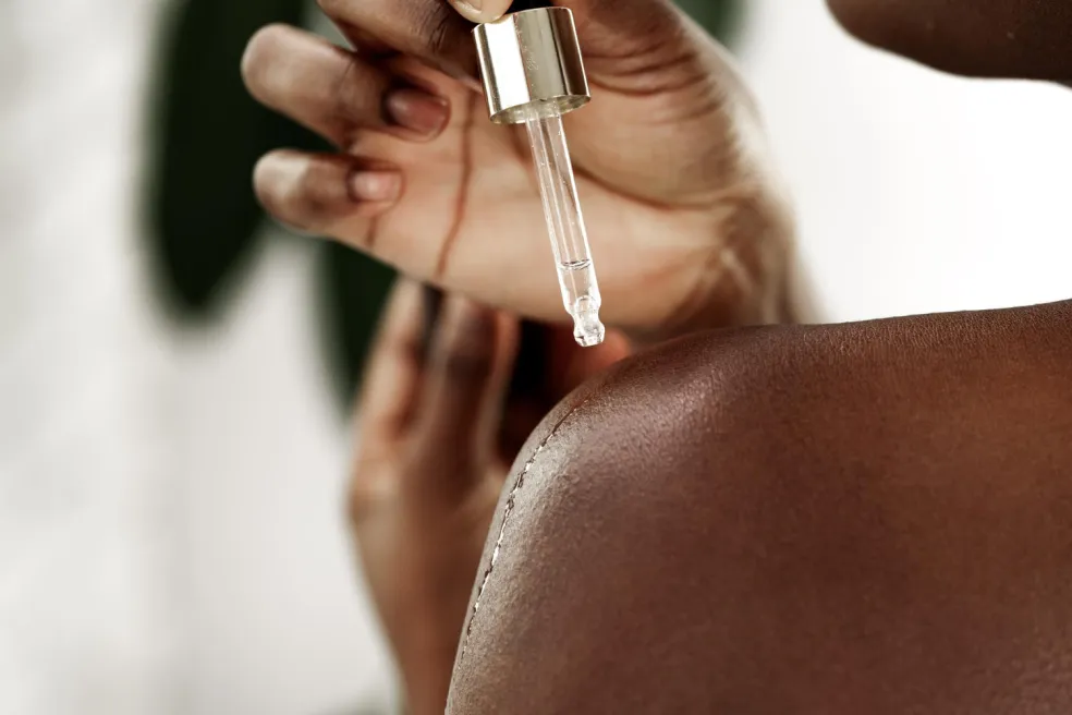 retinol na ramena a paže s hrubší a nerovnoměrnou texturou pokožky