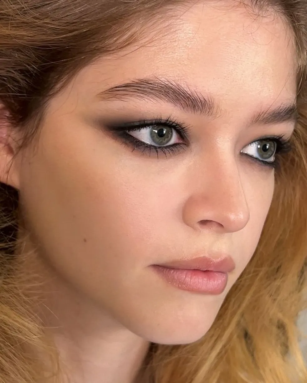 soft smoky eyes s černou tužkou rozmazanou podél horních řas