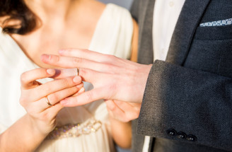 Jak nosit zásnubní a snubní prsten? Tradice, pravidla i moderní trendy