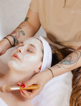 Beauty poradna Astrali: Kosmetička nevidí jen vaši pleť. Vidí váš život.
