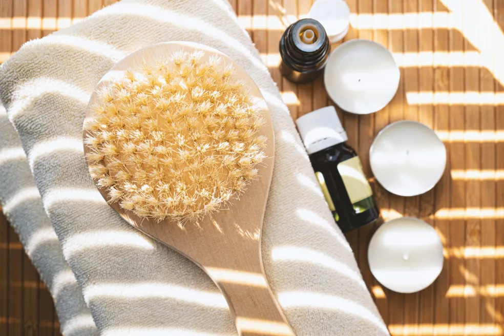 dry brushing jako mechanická exfoliace těla
