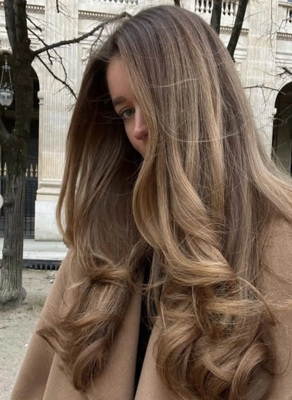 Dlouhé teddy bear bronde vlasy s jemným přechodem z hnědé do blond