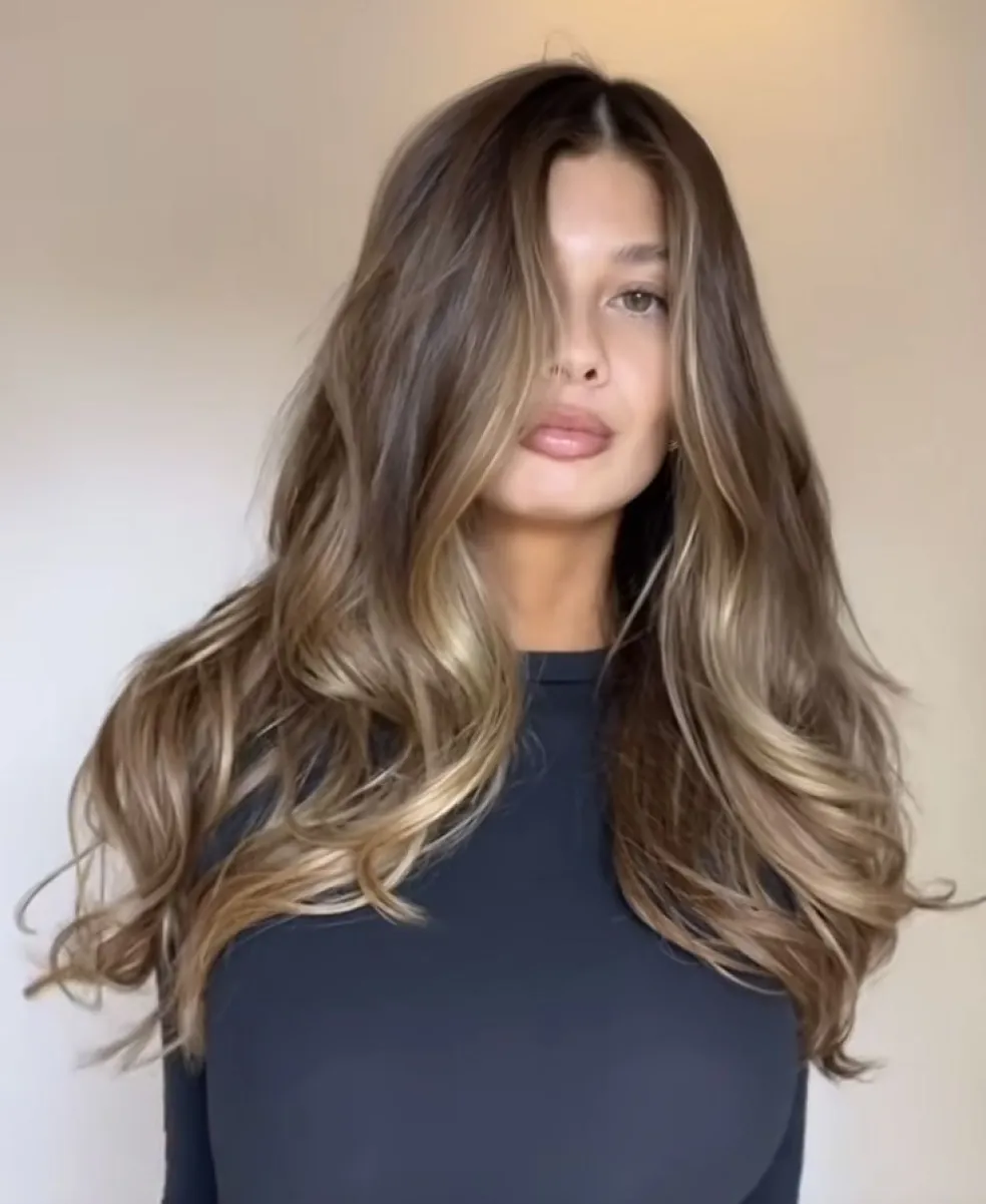 Teddy bear bronde balayage s medovými prameny kolem obličeje