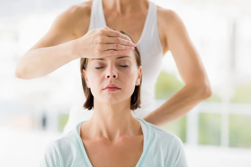 žena během krátkého mindfulness cvičení proti stresu