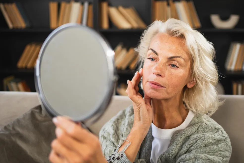 pigmentové skvrny na zralé pleti během menopauzy