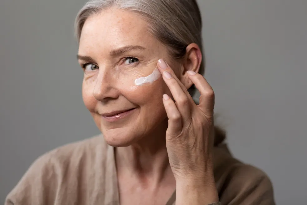 žena používá SPF jako součást skincare během menopauzy