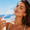Jak reaplikovat SPF přes make-up? 5 způsobů, jak obnovit ochranu bez zničení líčení