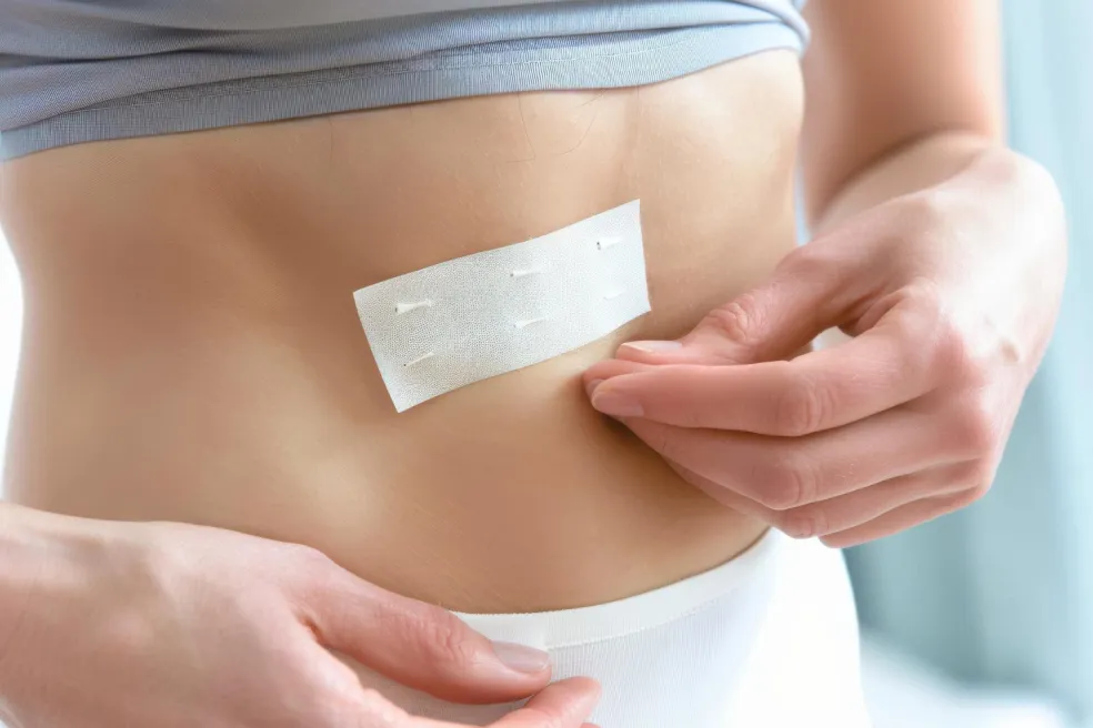 aplikace slimming patch na pokožku břicha