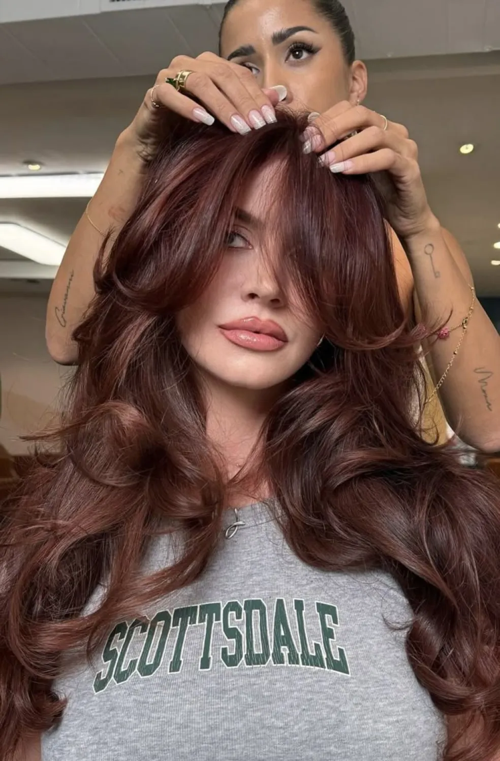 cherry cola vlasy jako kombinace hnědé a třešňové červené