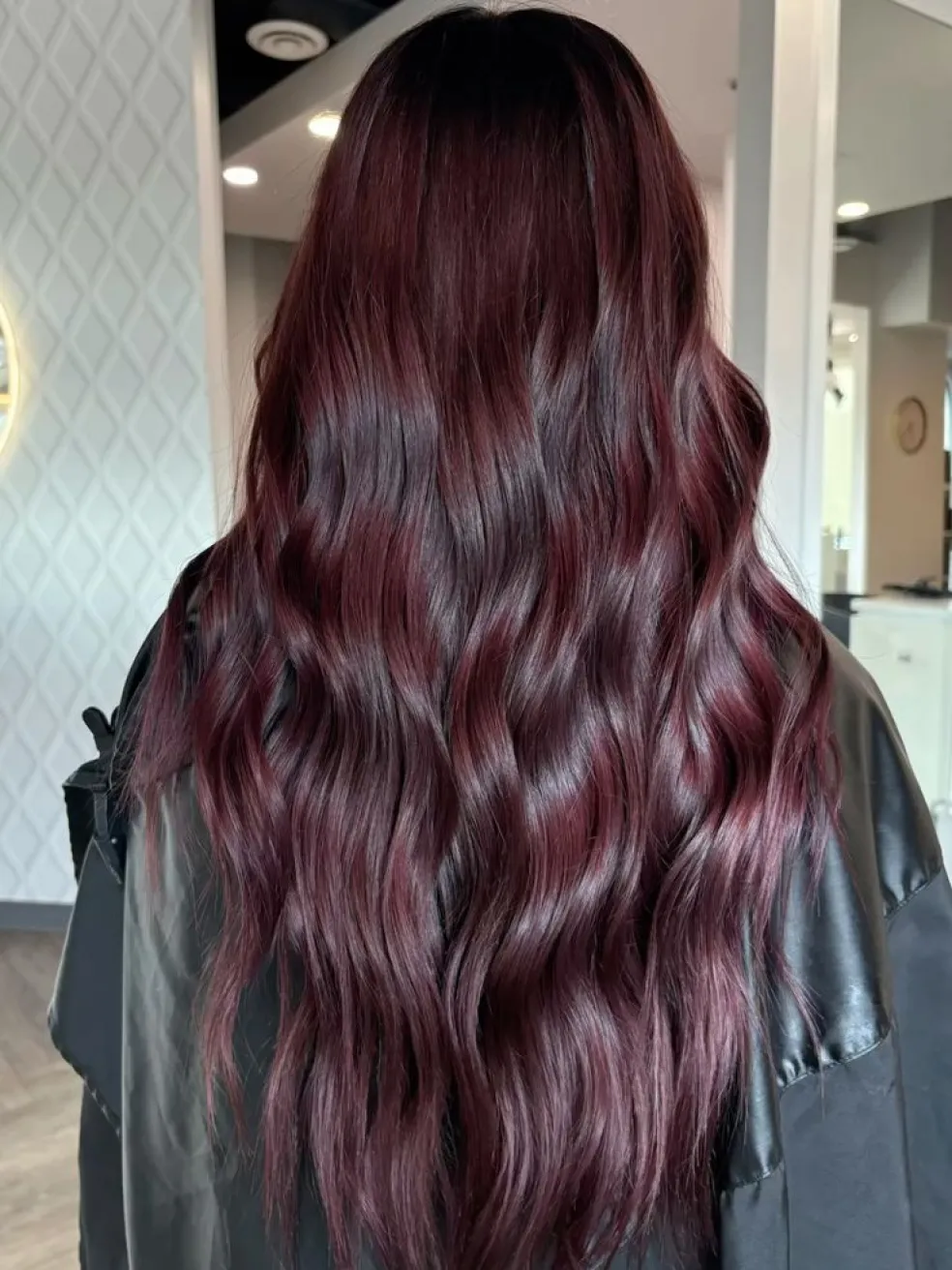 Tmavé cherry cola vlasy s vínovými odlesky