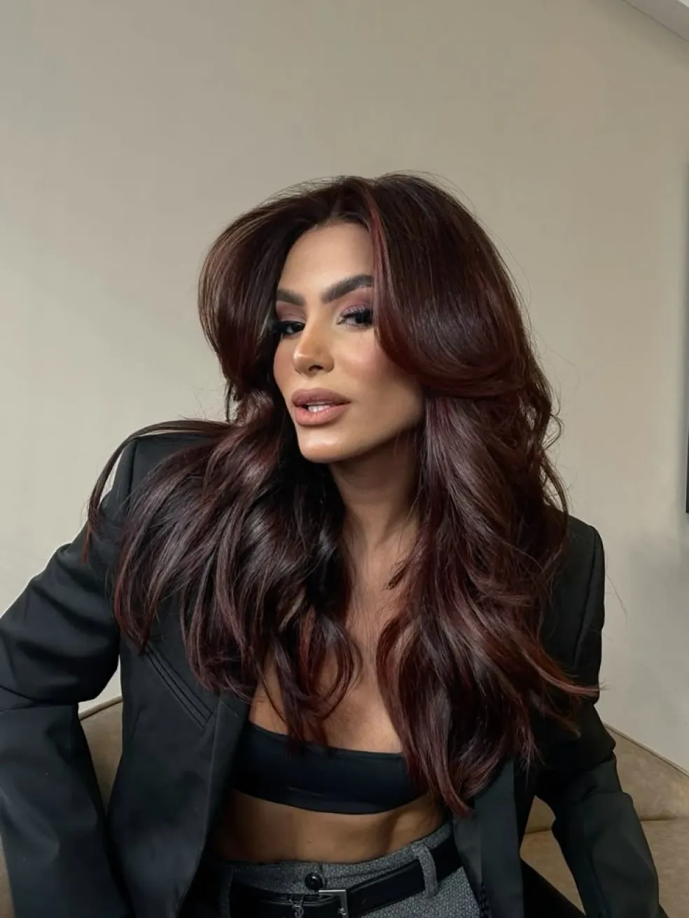 Cherry cola barva vlasů na dlouhých tmavých vlasech brunetky