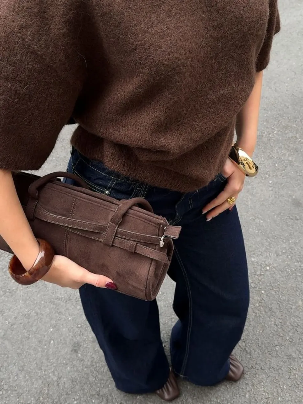 espresso hnědý outfit s elegantními podzimními doplňky
