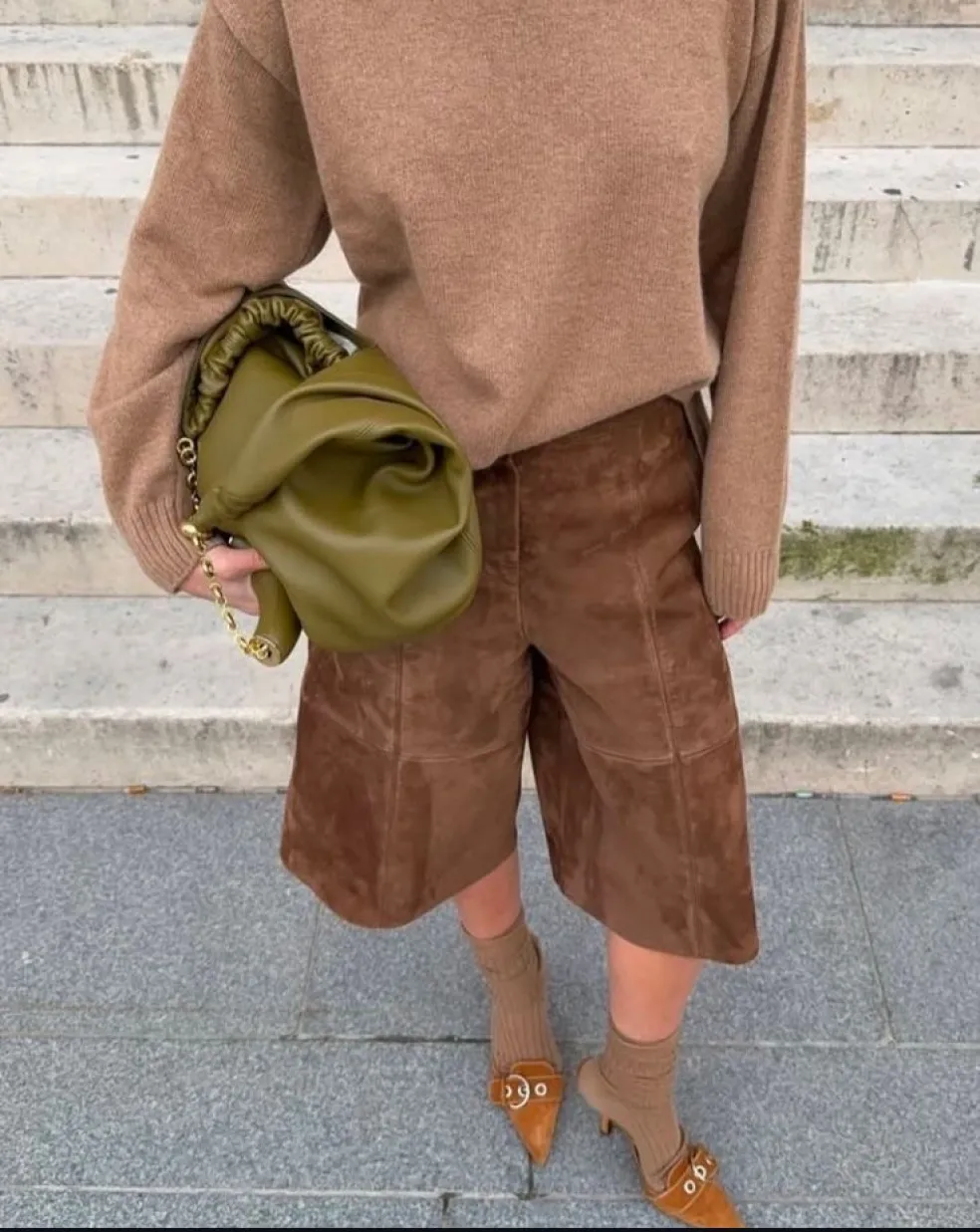 monochromatický hnědý outfit s různými materiály a texturami