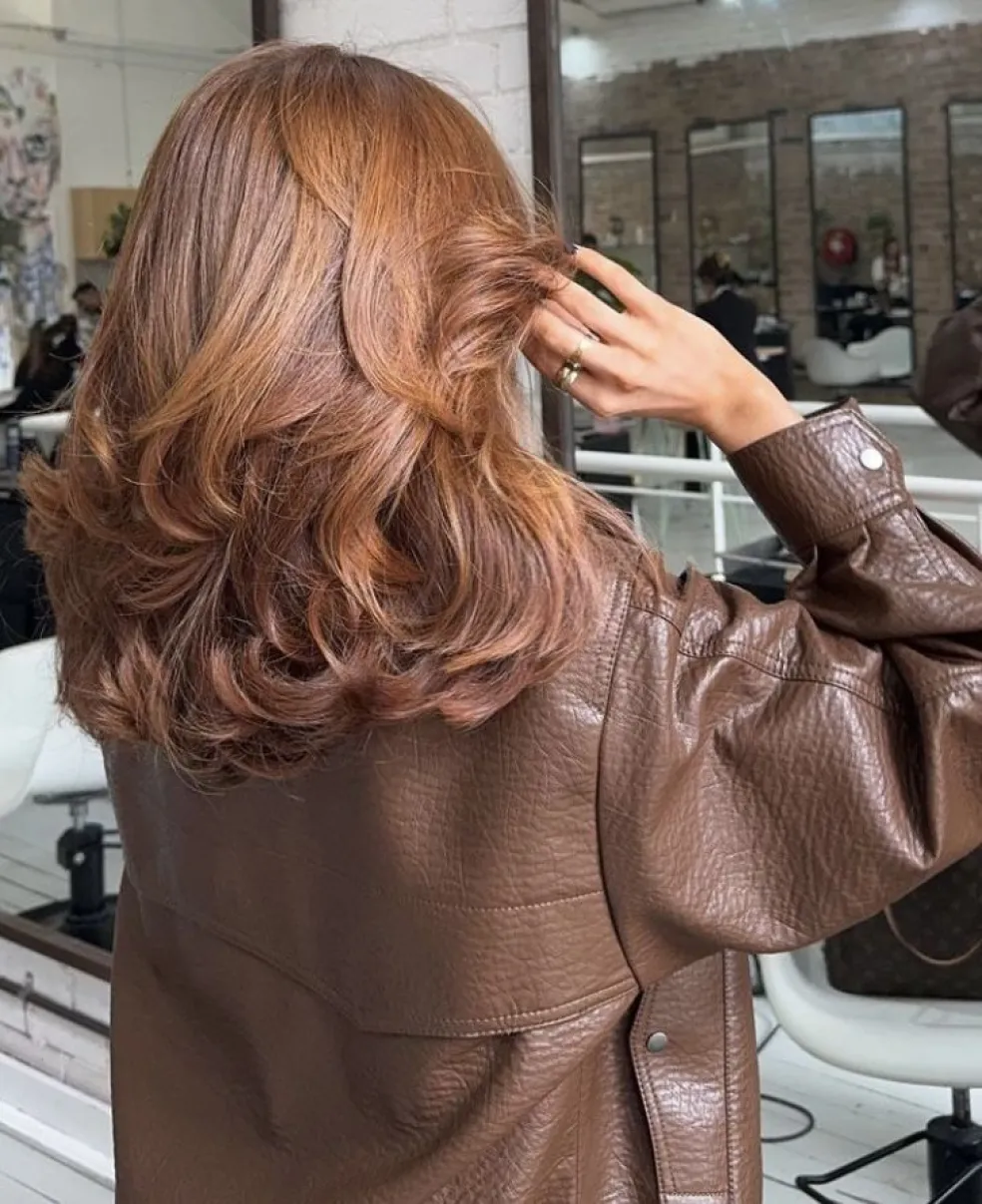 skořicově měděné vlasy na brunetce s přirozenou dimenzí