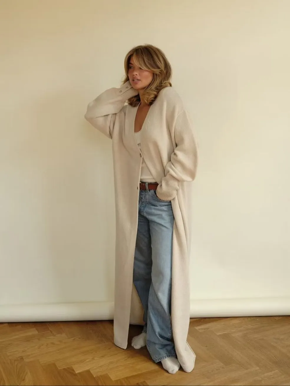 béžový maxi kardigán v elegantním podzimním outfitu