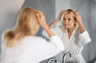 Scalp aging: Jak stárnutí pokožky hlavy ovlivňuje růst a hustotu vlasů