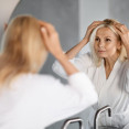 Scalp aging: Jak stárnutí pokožky hlavy ovlivňuje růst a hustotu vlasů