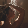 Dark showering: Může sprcha v tlumeném světle pomoci s večerním zklidněním?