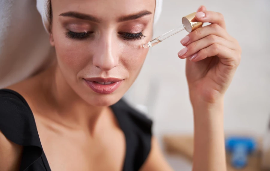 žena aplikujúci si Retinol, retinal, nebo retinoidy