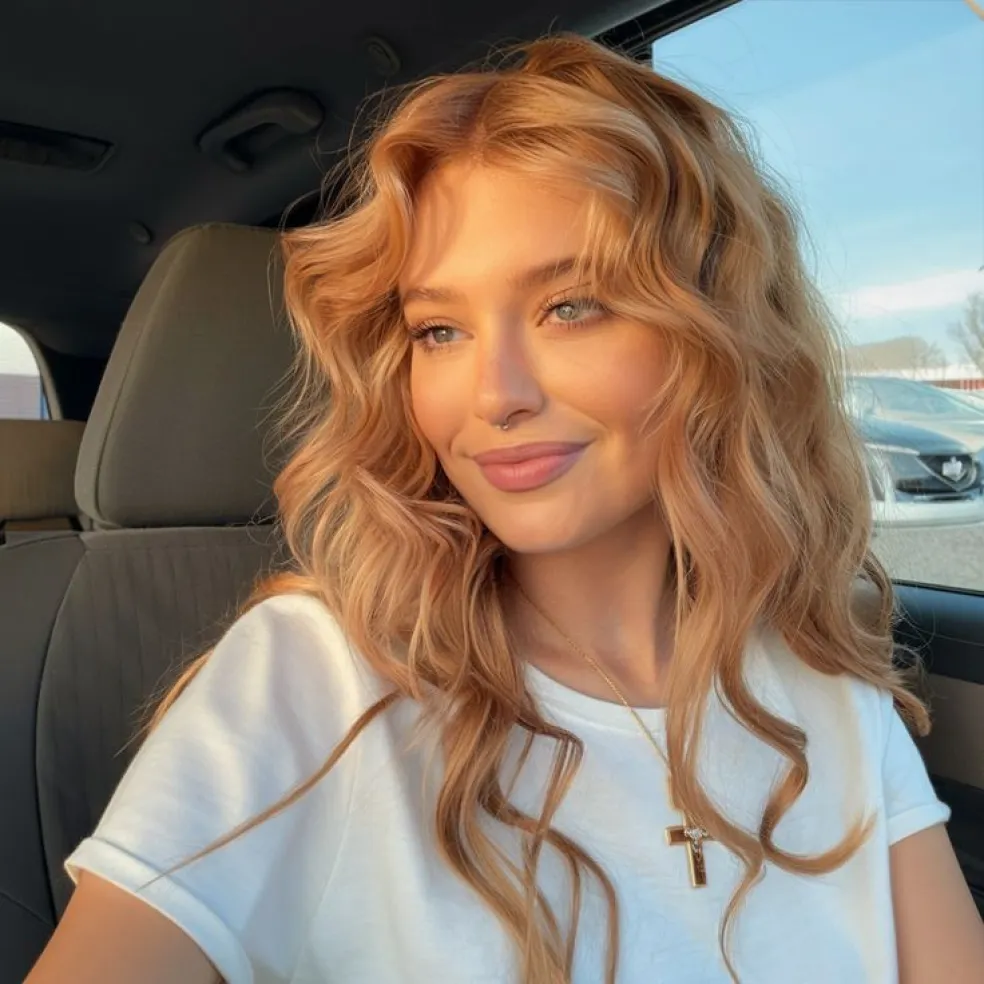 jemná jahodová blond barva vlasů