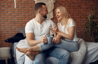 Proč mohou být páry, které spolu „pomlouvají“, šťastnější? Vědci našli zajímavou souvislost