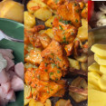 Kuřecí špízy v troubě s bramborami: Šťavnatý recept s jogurtovou marinádou