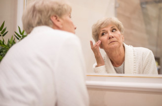 Menopauzální pleť: Jak se mění a jakou skincare rutinu potřebuje