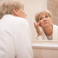 Menopauzální pleť: Jak se mění a jakou skincare rutinu potřebuje