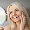 Skin longevity po 45: Jak pečovat o pleť, aby zůstala zdravá co nejdéle