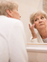 Menopauzální pleť: Jak se mění a jakou skincare rutinu potřebuje