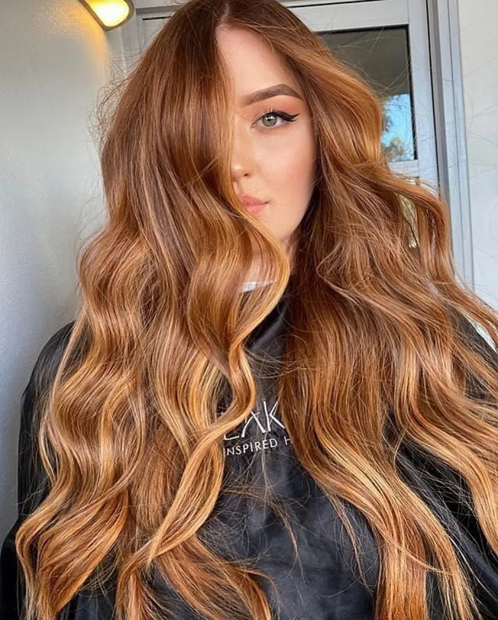 Medově blond barva vlasů s karamelovými a zlatými tóny