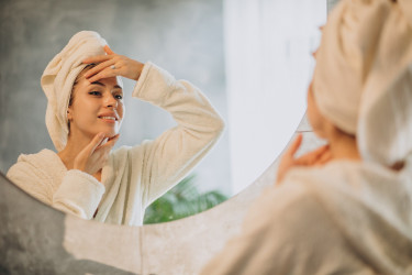 Skincare podle cirkadiánního rytmu: Co potřebuje pleť ráno a co večer?