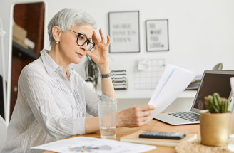 Pracovní stres a spánek po 50: Co odhalila nová studie