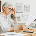 Pracovní stres a spánek po 50: Co odhalila nová studie