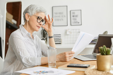 Pracovní stres a spánek po 50: Co odhalila nová studie