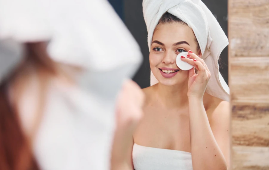 Žena si odličuje make-up doma bez klasického odličovače